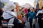 Karel Schwarzenberg se nechával fotit s lidmi v Brně